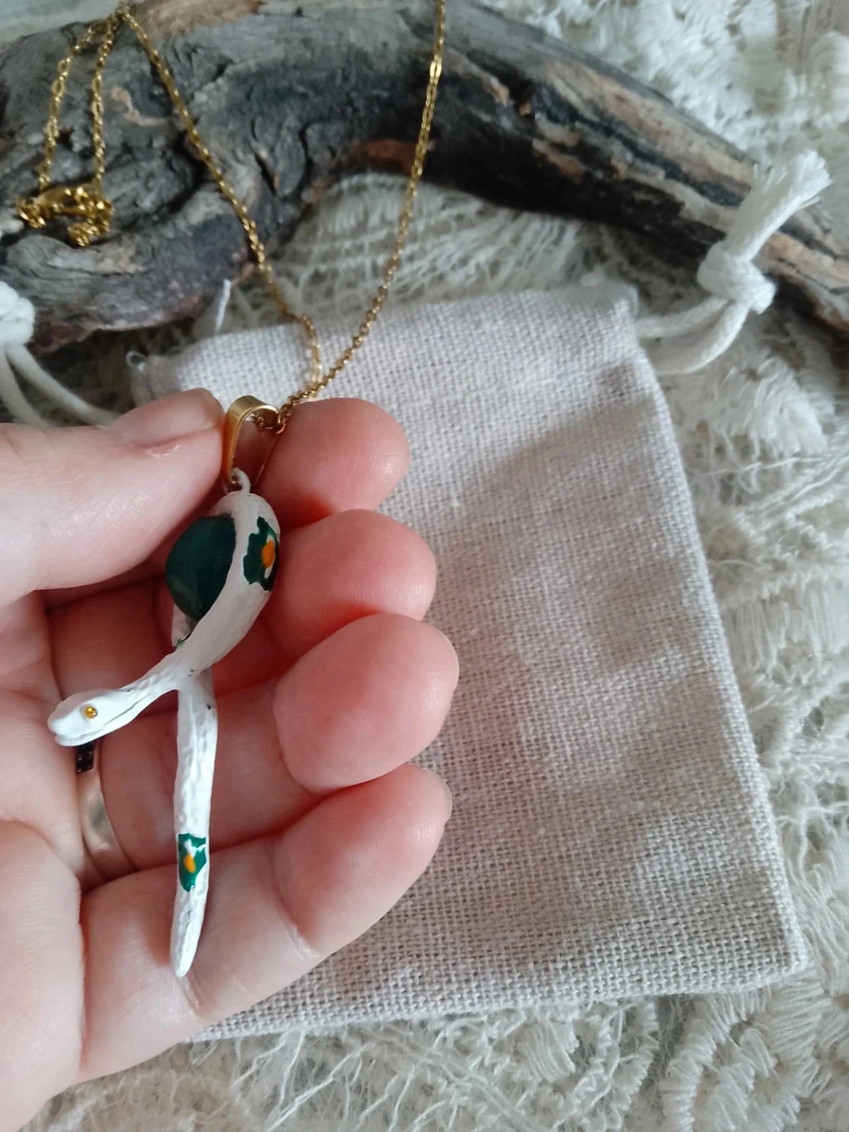Collar de serpiente blanco con piedra natural verde – photo 5